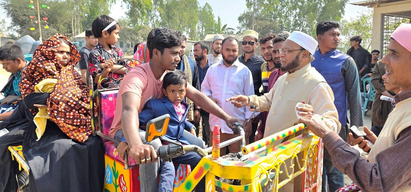  গোয়ালন্দের দুর্গম চরে দাঁড়িপাল্লায় ভোট চেয়ে এডঃ নূরুল ইসলামের গণসংযোগ